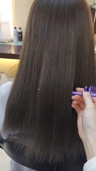 ブリーチ7回程している方ですが、トリートメントとハンドブローでツヤツヤの仕上がりになりました
この他にもメニューございますのでご相談ください