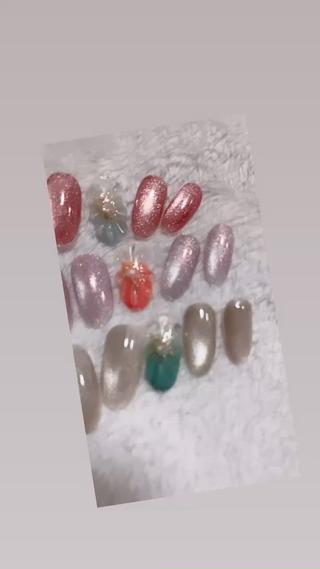 【春水花:オフ別途追加】
マグネットワンカラーに ぷっくり凸凹フラワー
3種類の中から1種類を選んでもらいます。
※フラワーの中心には ピンクゴールドのフラッシュラメと、ホワイトオーロラストーン️
上段 ローズピンクマグは 大人の色気のある 華やかなピンク。
中段 ラベンダーラメ入りマグは ラベンダーカラー淡く、角度により入ってるラメがラベンダーピンクで キラキラしてます。
下段 くすみシルバーマグは 灰色寄りで 少し陰影があり、クールな雰囲気になります。
マグネットへ強く光を当ててるので、カラーグラデ(お花のベース)が少し濃く見えてますが もう少し色味は薄いと思います。