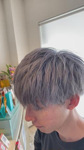 シルバーカラー

色落ち綺麗で次回カラーチェンジしやすいです！
メンズスタイルと相性


ブリーチ2回以上必須になります。

ブリーチカラーの値段は髪の長さと量によって前後します。
予めご了承ください 