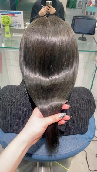 赤味を抑えるオリーブカラー 