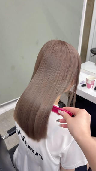 greige
ケア剤も入れてしっかり補修しながら、サラサラ透明感MAXカラーオススメです