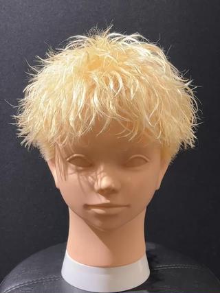 ホワイトブロンドアクティブショートダウンバングです！
カット無料+ブリーチ2回カラー17700円

表参道駅徒歩2分メンズ専門サロンBär（ベーア）
平日　12時〜21時
土日祝11時〜21時
毎週月曜、第1第3火曜定休日

中明度のベージュやグレー、濃いめのカラーは1ブリーチでも可

ホワイト系、ブロンド系、ペールトーン、色落ちがシルバーになる色などは2回ブリーチ必要です！

暗染等の履歴がある方は髪の状態に合わせて薬剤をコントロールいたしますので必ずカウンセリング時にお伝えください！なるべく綺麗な仕上がりを目指すためにご協力お願いします 