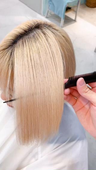 タッセルボブ×酸性ストレート
収まりが綺麗なタッセルボブに酸性ストレートでクセを伸ばしてストレスフリーに
ブリーチ毛の方で、縮毛矯正を断られた経験ございませんか??
CITYの酸性ストレートならブリーチ毛でもクセを伸ばし、サラサラにします!!
酸性ストレートと縮毛矯正の違いは!
縮毛はキューティクルを開いた状態でクセを伸ばしていきます。
そして人間の髪の毛はもともとpHが弱酸性なのですが、縮毛矯正はpHを8〜10にしてアルカリ性に傾けてクセを伸ばしていきますが、酸性ストレートはpHを4〜7くらいで酸性域の状態で出来るのでほぼダメージがなくクセを伸ばす事が出来ます!!