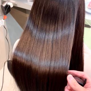 酸性ストレート
酸性ストレートと縮毛矯正との違いは、まず手触りから違います!!
縮毛矯正はどうしてもダメージがでてしまうので毛先がパサついてしまったり、真っ直ぐになりすぎてしまうなど、色々と問題点がでてきます。
ですが酸性ストレートは真っ直ぐになりすぎず、ナチュラルな仕上がりになるのでおすすめです^_^
そして、ほぼダメージなくクセを伸ばす事ができるのでブリーチ毛でもクセを伸ばす事が可能です♪