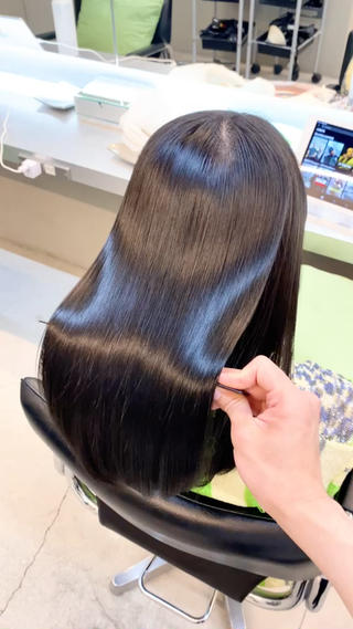 酸性ストレート
酸性ストレートと縮毛矯正との違いは、まず手触りから違います!!
縮毛矯正はどうしてもダメージがでてしまうので毛先がパサついてしまったり、真っ直ぐになりすぎてしまうなど、色々と問題点がでてきます。
ですが酸性ストレートは真っ直ぐになりすぎず、ナチュラルな仕上がりになるのでおすすめです^_^
そして、ほぼダメージなくクセを伸ばす事ができるのでブリーチ毛でもクセを伸ばす事が可能です♪