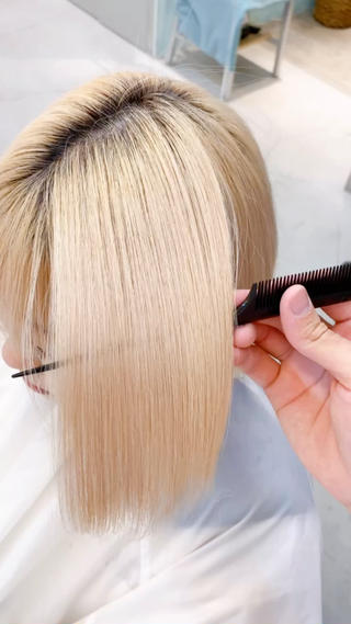 タッセルボブ×酸性ストレート
収まりが綺麗なタッセルボブに酸性ストレートでクセを伸ばしてストレスフリーに
ブリーチ毛の方で、縮毛矯正を断られた経験ございませんか??
CITYの酸性ストレートならブリーチ毛でもクセを伸ばし、サラサラにします!!
酸性ストレートと縮毛矯正の違いは!
縮毛はキューティクルを開いた状態でクセを伸ばしていきます。
そして人間の髪の毛はもともとpHが弱酸性なのですが、縮毛矯正はpHを8〜10にしてアルカリ性に傾けてクセを伸ばしていきますが、酸性ストレートはpHを4〜7くらいで酸性域の状態で出来るのでほぼダメージがなくクセを伸ばす事が出来ます!!