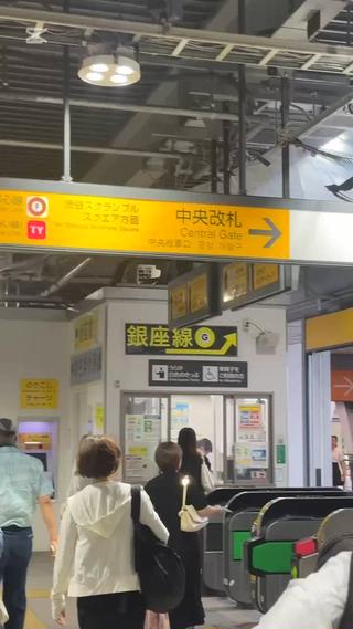 お店までの道案内。
渋谷駅中央改札から徒歩5分
「渋谷ヒカリエ」を左手に青山通りを表参道方面へ進み、二つ目の交差点を右折すると左側に「岡崎ビル」がございます 。エレベーターで8階の811部屋。 
