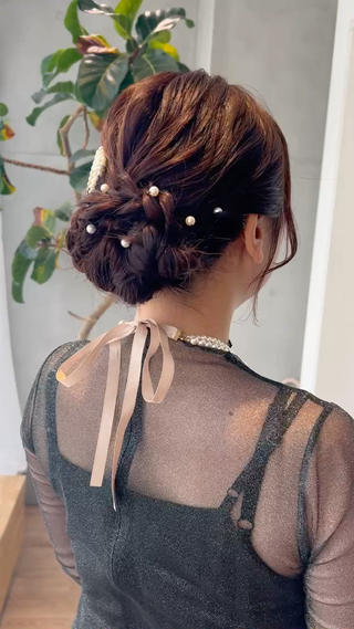 お呼ばれヘア
王道のふわふわシニヨンアレンジにパールお飾りがかわいい