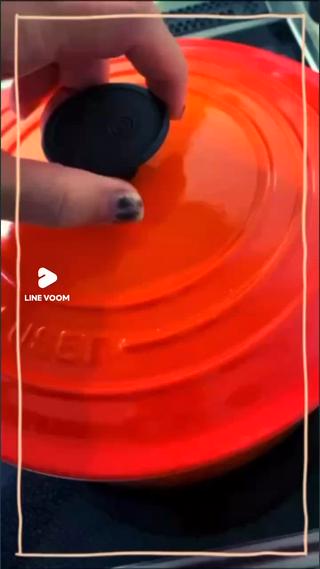 時間がない時の、ささっとダイエットレシピ。

野菜室にある野菜たちで詰め込むだけ。
あとはお子様がお好きなウインナーや豚肉インでもありです^_^

私は冷凍ホタテと牡蠣をイン。
鮭を入れてもおいしいですよ^_^

我が家ではオリーブオイルは必須。
オリーブは満腹中枢を、刺激して脳に満腹感をつたえてくれるオレイン酸が含まれています。

油は肥満になる〜。
そぅなんです。油脂類に、含まれる不飽和脂肪酸が酸化すると、過酸化脂質に変化して肥満の原因に…過剰摂取によって生活習慣病を引き起こすリスクもあります。。

しかし…オレイン酸は酸化しにくく、一価不飽和脂肪酸の為、過酸化脂質に変化しにくいことがメリット。
勿論オリーブオイルの、過剰摂取ら健康に良くありませんが、他の油脂類よりも肥満を起こしにくいです。

皆さんも是非チャレンジしてみてください〜！

エステラボｅｉ-B

メンズ様は王寺店より^_^

※みなさんのダイエット飯教えてください!
コメントお待ちしております^_^

#ダイエットレシピ#ダイエッター 
#アヒージョ #オリーブオイル#にんにく 
#野菜たっぷり #るくるーぜ 
#奈良エステ #奈良ダイエット #奈良メンズダイエット #斑鳩サロン#斑鳩ダイエット#王寺エステ #王寺メンズダイエット #モニター様募集 #奈良ダイエットモニター #主婦ダイエット #メスを使わない脂肪排泄 #自宅サロン #美容マニア 
#エステ歴20年以上 #痩せたい #体質改善 #冷え症改善 #満腹ダイエット #痩せるレシピ 
#脂肪燃焼 #食べるダイエット #時短レシピ #感謝 