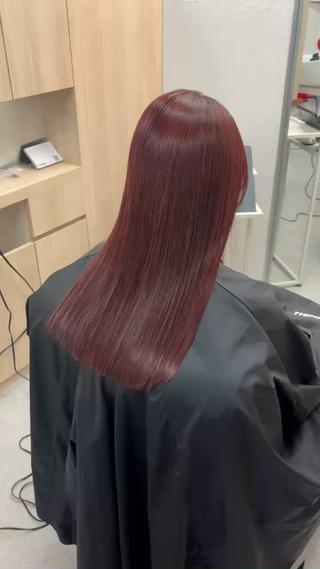 しっかりと内部補修をしながらトリートメントをさせていただくので、このツヤ感に︎

レッド系はこの春ほんとに人気
綺麗な髪だからこそ、綺麗な髪色にも見えます！ 