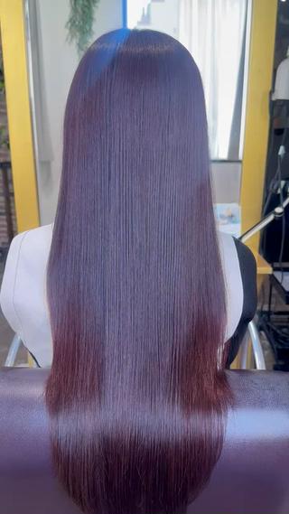 ほんのり赤みを感じるチェリーブラウン
ツヤ感たっぷりで、やわらかな印象に 