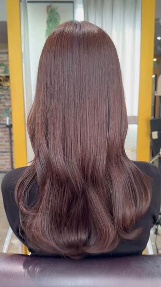 やわらかくほんのり温かみのあるシナモンベージュ
自然なツヤで、ナチュラルな抜け感を 