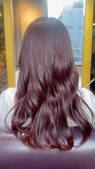 深みのあるチェリーレッドでツヤ感アップ
華やかさの中に、落ち着きのある印象に 