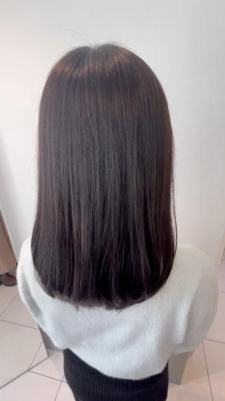 ブリーチなしのベースに暗めのシルバーラベンダー
室内では黒に近いですが光に当たるとほんのり紫が分かって可愛いです