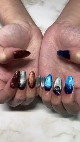 自分の#ネイル 替えました
ベースに#ラメ の#ブルー と#ローズピンク を塗っているので
#マグネット を重ねて、さらに#キラキラ 
ワンポイントで#vカットストーン を置いて、
キラキラMAX！！！


#ハンド #ジェルネイル #ジェル #マグネットネイル #オールシーズン #堺ネイルサロン #堺 #堺市ネイルサロン #堺区ネイルサロン #堺市堺区 #堺駅 #堺市自宅ネイルサロン #プライベート #プライベートネイルサロン #プライベートサロン #プライベートサロン大阪 #完全個室

カラー3色追加＋Vカットなので、
価格は8,600円となります 