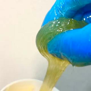 シュガーリングとは砂糖水レモン
の自然素材で出来たシュガーペーストを使っての脱毛方法です。

こちらもワックス脱毛同様、昔からある脱毛法ですが
お客様と施術者の体温、室温や湿度に合わせてシュガーペーストの 硬さを調整しながら
毛穴へ溶かしながらなじませ
ハンドテクニックで毛を抜いていきます。
 シュガーリングはワックスに比べ刺激が少なくマイルドなのでお肌が弱い方にはもちろん！
キッズや妊婦さんにもできるほど
とてもお肌に優しい素材で脱毛をしていきます♡

また剃り跡が無いため即ツルツル
なだけでははく⸒⸒
古い角質を取り、お砂糖が浸透しモチモチ肌に‎
続けて行うことで、毛も段々細くなっていき伸びにくくなっていきます！ 