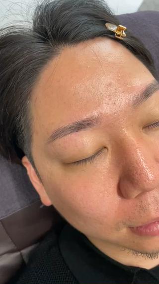 メンズアイブロウスタイリング

夏に向けて
前髪あげるヘアも増えるんじゃないでしょうか？
眉毛も自信のある眉にしてあげましょう 