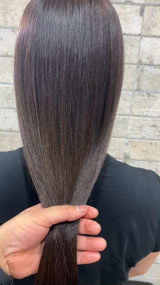 
○最新髪質改善UPTOGLOSSの特徴は、高級素材を選び研究し作られたパウダー高濃度水素のトリートメント。とても柔らかく艶がでて髪の毛一本一本がしっかりする事です。なので髪の毛に水分量が増されてまとまりやすく扱いやすい髪質へ改善。酸熱トリートメントとは異なり髪質改善を辞めた途端に髪がダメージになる事もないです。確実に美髪に導きます。 リピーターのお客様のために通いやすい料金と最高の仕上がりを提供します
 