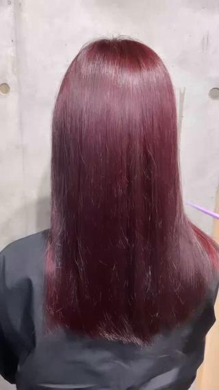 ワインレッドはワンカラーで可能でございます!!
最後はブロー,アイロンを使っててサラサラに仕上げさせていただきます️ 