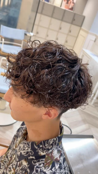 プードル風パーマ
ボリューム出したい、くるくる多め好き！って人プードルパーマオススメです

ロッドの数巻き方で値段も少し変わってきます値段抑えたい人はご相談でちょっと巻き方変えてあげて、​〜​風でかっこよくさて頂きます 