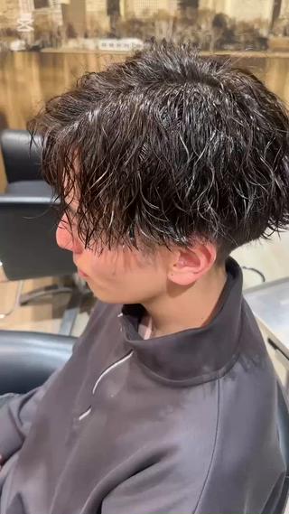 『全体の動き』『スタイリングのしやすさ』などを求められる方はオススメです!
よくあるのが、『パーマを当てたら横のボリュームが気になるんですよ』というお客様が多いです。
ですが、僕のパーマは違います!
ボリュームが出やすい部分、出にくい部分をちゃんと考えて360°かっこいいパーマを作っています!
ぜひ僕にお任せ下さい!