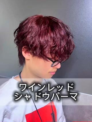 赤髪カラー×パーマ
今年イチオシの組み合わせです
赤系のカラーは自分に似合うか心配される方が多いですが、色味の調整などで基本的に誰でも似合わせ可能です!
周りと差をつけたい方、普通のパーマに飽きた方などは
是非一度お試し下さい!