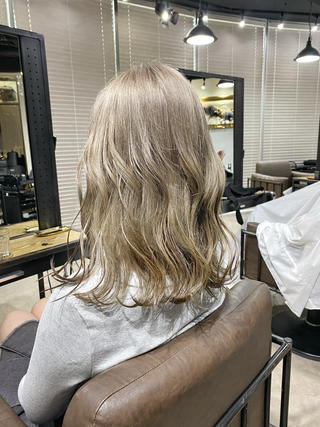 ・グレージュ️
・
・黒染め履歴から、ハイトーンにされたいと言う願い叶えます️
・
・元々ホワイトカラーから、黒染め履歴
・ほかの美容室で、ブリーチを断られてしまったそうです!!
・
・複雑な履歴からでも、ハイトーンに出来ます
・
・丁寧な、ブリーチワークと経験で、やらさせて頂きます
・
・是非1度お任せください