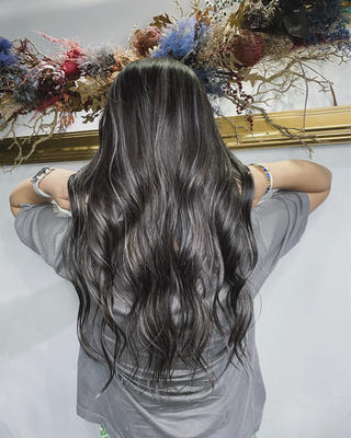 ホワイトハイライト
・
・根元が伸びても気になりにくいハイライトcolor
・
・ブリーチは、3ヶ月〜4ヶ月に1回でOK
・
・色が落ちても気にならないような、ブリーチワークや、colorをしていますので、落ちても気にならないです
・
・是非1度お任せ下さい
・