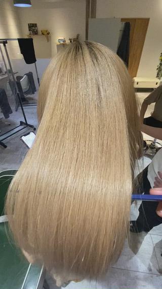 優しい薬剤を使い縮毛矯正でありがちなパキッとした硬い質感にならない様にさせて頂いております。
お客様一人一人の髪質に合った薬剤を使わせて頂きますのでご安心してご予約下さい。 