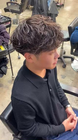 シャドウパーマ/ニュアンスパーマ/メンズカット/博多駅/博多美容室
シャドウパーマかけました
無造作だけど強すぎない絶妙なパーマです
強さ調整可能です☆
是非一度ご相談ください
スタイリスト YOSUKE