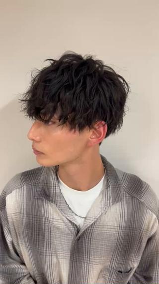 長めのマッシュに緩めのツイストスパイラルパーマをかけて、ラフな印象を与えます！ 