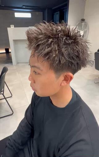 骨格矯正カットでボックスショートにして、ツイストスパイラルをかけました！
 