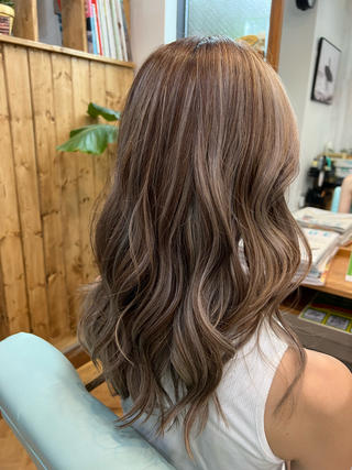 ハイライト履歴活かしながら、しっかり入れる場所カウンセリングしたうえで施術していきます。

普段アップにする方などは外側にもしっかり入れております 