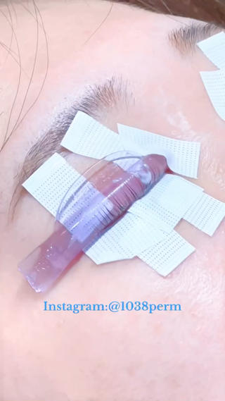 まつげパーマの施術動画
このような目元のアップで撮影させていただいております。
こちらはまつ毛パーマ初めてのお客様で普段のまつげとのギャップがあまり出ないように、上がってるまつげに慣れる意味も込めてナチュラルに仕上げております