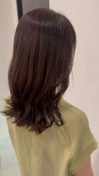 グレージュブラウン

透明感たっぷり感じられるグレージュカラーとなっております

幅広い年代の方から人気のグレージュカラーは是非お任せ下さい！ 