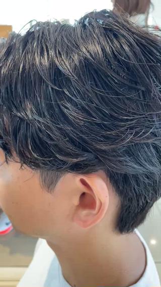 フェザーパーマ!
まるで羽の様な束感がかっこいい!