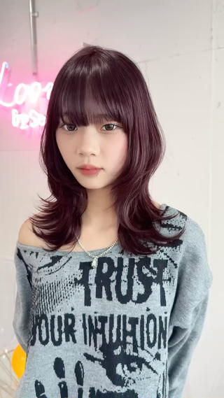 レイヤーをしっかり入れてハッシュカットに
ワンカラーでボルドーカラーにして秋仕様可愛いです
