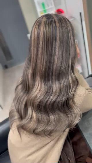 ケアブリーチカラーローライト

横浜/ブリーチ/デザインカラー/ローライト/髪質改善 