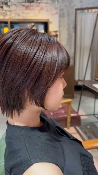ショートスタイルのカラーは暖色系
赤と茶色とピンクを混ぜてます 