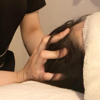 ドライヘッドスパ施術の様子 