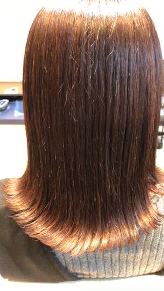 カラー材に髪質改善トリートメントをミックスして染めます！いれはブラウンカラー！カットは外ハネミディアムスタイル！ 