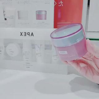 未利用資源から生まれたハンド美容液
『ハンドコンフィチュール』誕生
年1回の限定生産となります。
2023年1月20日AM10:00発売
透明感のあるなめらかな手肌を目指す、コンフィチュールのようなみずみずしいテクスチャーのハンド美容液
神様が集まるとされる島根県において、神々に捧げる紅いぶどうと称される「神紅(しんく)」。その生産過程で摘み取られる未利用資源から、美容エキスをつくり閉じ込めました。
アールグレイティーにほのかにぶどうのフレーバーを加えた香り
日々のハンドケアに
50g
3,850円(税込)