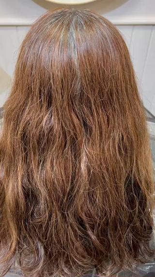 一般的な縮毛矯正では弱酸性の髪の毛にアルカリ剤を用いて、膨張・軟化させた後、アイロンによる熱処理を行いまっすぐにします。このデリケートな状態の髪には、熱処理は負担がかかり、ダメージになりやすいというデメリットがあります！ 「ネオメテオストレート」は、低アルカリ～酸性域で効果を発揮する独自の薬剤と技術です！！髪へのダメージを最小限に抑えながら、美しいストレートヘアを実現することが可能です♪ また、一人一人の髪質やクセ毛の状態やダメージレベルに合わせて、高栄養成分配合のトリートメントを施していくので「髪質改善」の効果もあります！！ 今までにない、極上なツヤ髪を是非ご体感下さい 