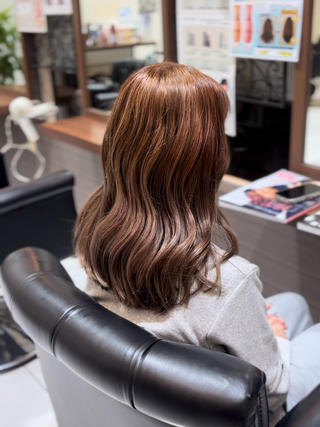 ムラの強いこちらの髪をブリーチなしで大改造
ミルクティーベージュへ♡
こちらのカラーは2回追いカラーしているので
通常より＋2000円かかりまひた 