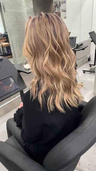 バレイヤージュ　ブリーチ1.2回必要になります。

バレイヤージュ　ハイトーン　ハイライト　ブリーチ　ケアブリーチ　ダブルカラー　トリプルカラー 