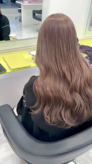 foggy beige 

秋冬にやりたいベージュカラー♡
0.5~1回のブリーチで大人かわいいベージュに♡
 