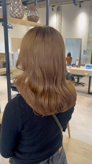 ぷるぷるの韓国巻きアレンジです
ミディアムくらいの長さでも可愛く仕上がってトレンド巻き髪になれます
前から見ても後ろから見ても360度可愛いアレンジです 