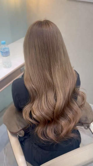 ブリーチ１回かできるベージュカラーです
肌なじみや色持ちがよく、初カラーなどにも大人気のカラーです 