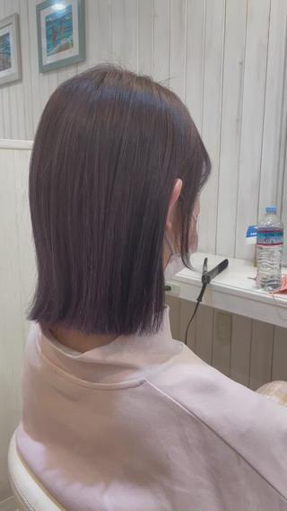 切りっぱなしボブにブリーチ2回のほんのりラベンダーカラー♪
色落ちもグレーになるのでおすすめです 