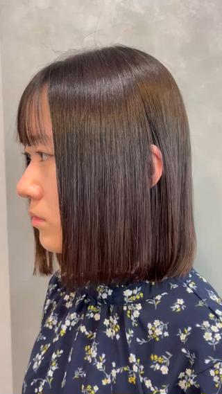 つるんとまとまる、ミニマルボブ  
おくれ毛なしでも、まっすぐなラインが  
“洗練された可愛さ”をくれる

艶と透明感たっぷりのワンレンボブで  
シンプルな美しさ、引き立ててみました 